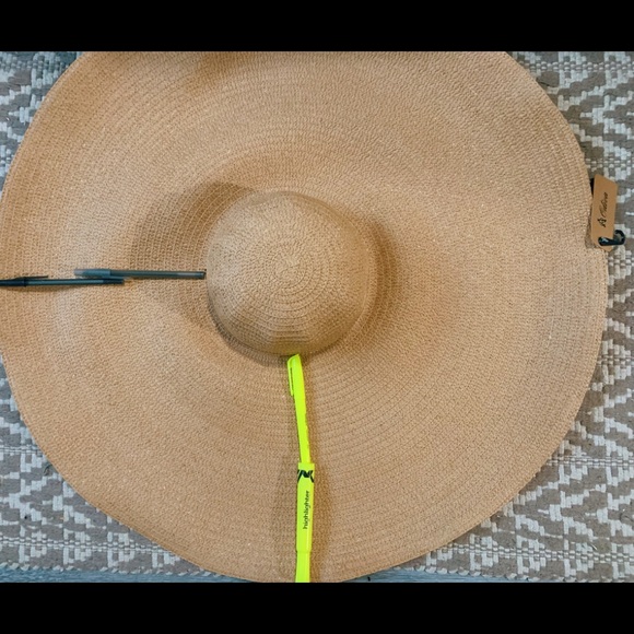 LARGE Straw hat ☀️ - Picture 3 of 5